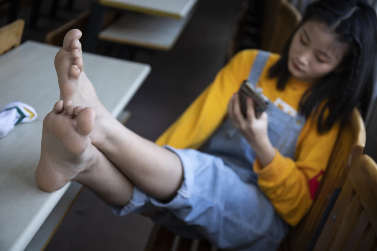 [Mzsock] NO.019 From a tricky angle, Sichuan girl Linlin shows off her beautiful feet in the classroom Southern football skills#[121P]-104